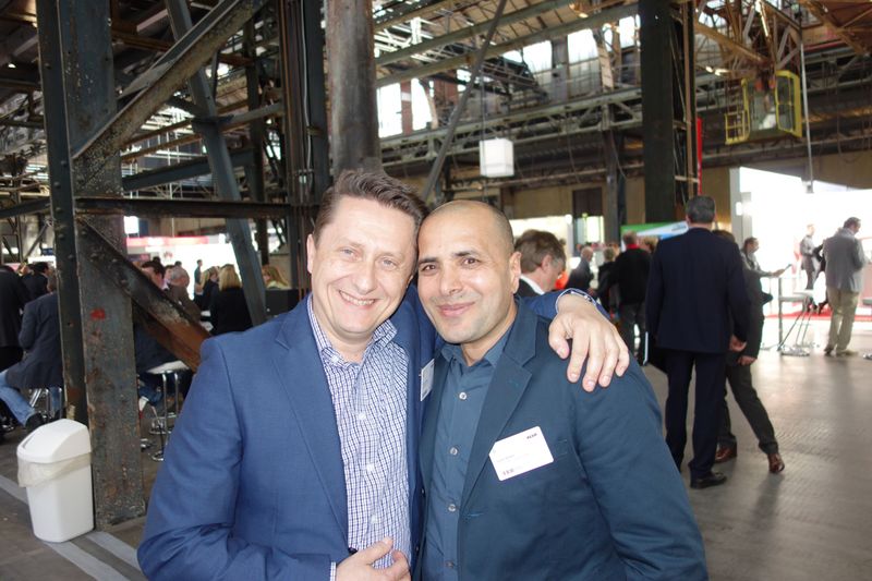 Wahre Liebe gibt es nur unter Männern: (l.) Peter Straube, büroTec, und Tarik Jabbar A. Bhikh, Zero-Point! (Bild: IT-BUSINESS)