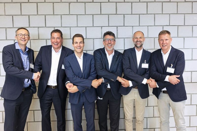 Einweihung des neuen Wago Produktionsgebäudes: Führungsteam und Eigentümerfamilie. (Bild: Wago)