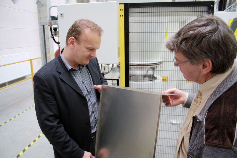 Bild 2: Die golden schimmernde Konversionsschicht erleichtert die optische Prozesskontrolle am Ende der Vorbehandlung.  (Bild: Henkel)
