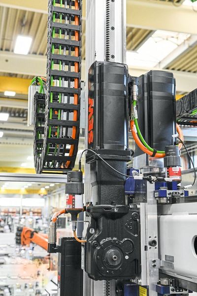 FLT einen neuen modularen Achs- und Portalbaukasten entwickelt, mit dem sich verschiedene Baugrößen an hoch dynamischen Portalrobotern und Achsen realisieren lassen. Im Standard werden Verfahrgeschwindigkeiten bis 4,5 m/s und Beschleunigungen bis 6 m/s² erreicht. Handhabungsgewichte bis über 1.000 kg stellen dabei hohe Anforderungen an die Antriebsmechanik.  (SEW)