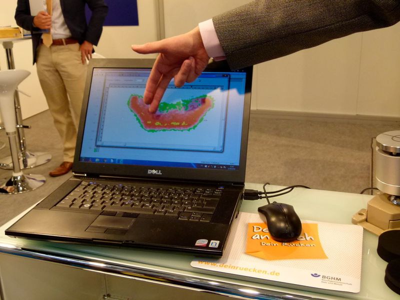 Mittels einer Folie auf dem Messgerät wird etwa der Druck gemessen, den der Roboter ausübt. Am Computer kann der Integrator die Daten auslesen und gegebenenfalls die Applikation nachjustieren. (konstruktionspraxis/Juschkat)