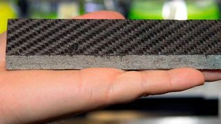 Die Armierung mit Kohlefasern verleiht der Steinplatte eine extrem hohe Festigkeit und ermöglicht damit völlig neue, effiziente Konstruktionen. (A. Battenberg / TUM)