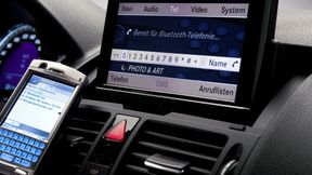 Die Handy-Nutzung am Steuer greift immer mehr um sich - Freisprechanlagen helfen da wenig. Die Unfallforscher sind besorgt. (Bild: Daimler)