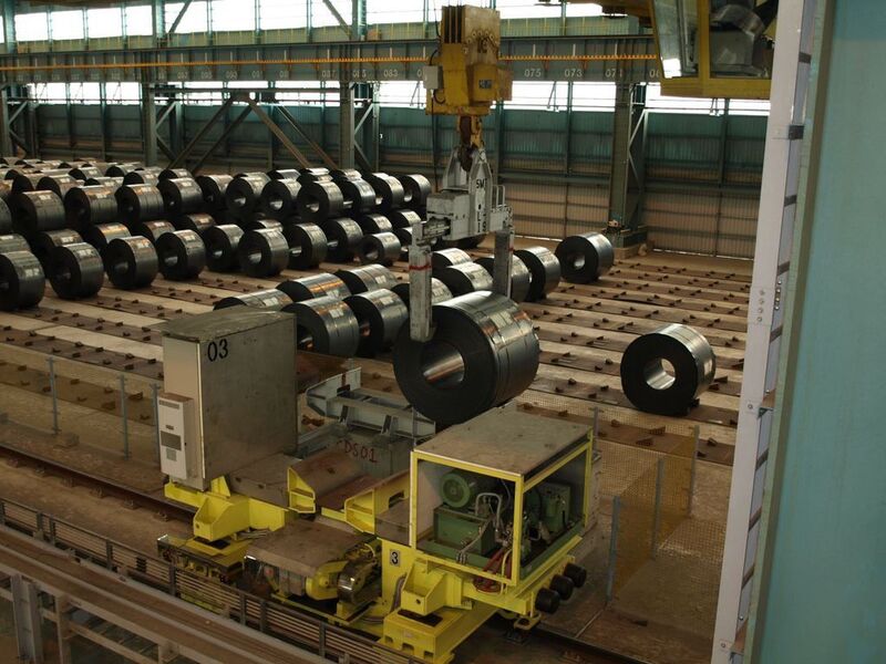 Die Loop-Cars transportieren die 35 Tonnen schweren Coils entsprechend den Warehouse-Management-Vorgaben vom Warmwalzwerk in das Flachlager und anschließend zum Kaltwalzen (Archiv: Vogel Business Media)