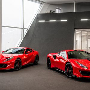 Neben aktuellen und jüngeren Boliden ...(Bild:  David Finest Sports Cars)