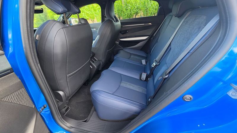 9. Das Platzangebot auf den Rücksitzen: Die coupéartige Form des Alpine A 390 sorgt dafür, dass es auf den Rücksitzen eher kuschelig ist, zumindest was die Kopffreiheit angeht. Die Sitzfläche im Fond ist recht kurz und als Erwachsener muss man die Beine recht stark anwinkeln, was den Sitzkomfort schmälert. (Bild: Mauritz – VCG)