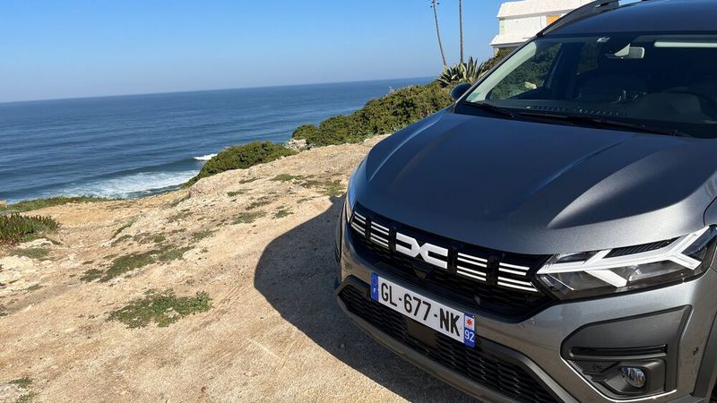 Der Dacia Jogger Hybrid ist seit Anfang des Jahres im Handel. (Bild: Simon – »kfz-betrieb«)