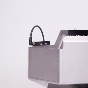 Stufenförderer mit Ultraschallsensor UST Q12 von Di-Soric: klein, zuverlässig, einfach montierbar.(Bild:  Weber Schraubautomaten)