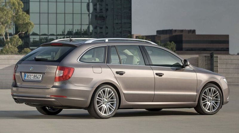 Der Škoda Superb II feierte im März 2008 auf dem Genfer Auto-Salon Premiere. Er nutzt wie schon zuvor technische Komponenten aus dem Konzernbaukasten von Volkswagen. Allerdings basiert er nun nicht mehr die Plattform des VW Passat B5 mit längs eingebauten Motoren, sondern auf der des Passat B6 mit quer eingebauten Motoren. 2009 wurde zudem der 4,84 Meter lange Superb Combi vorgestellt. (Bild: Skoda)
