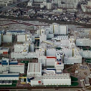 In den 1970er-Jahren beschleunigt sich der Übergang von der Analog- zur Digitaltechnik in allen Bereichen der Elektrotechnik enorm. Die Datentechnik entwickelt sich zum Kerngebiet des Unternehmens. In Perlach bei München entsteht zwischen 1975 und 1984 eine „Denkfabrik für Datentechnik“.(Bild:  Siemens)