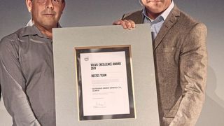 Armin Zirwes (li.) nimmt die Auszeichnung aus den Händen von Volvo-Deutschland-Geschäftsführer Thomas Bauch entgegen. (Volvo)