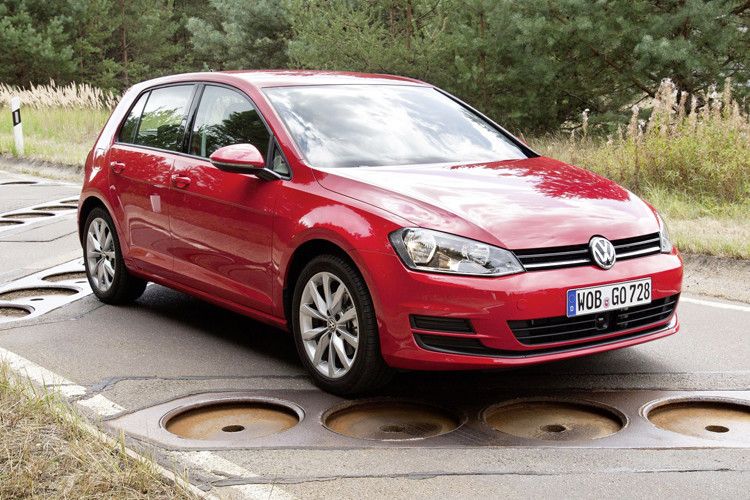 Rund 1.000 Mitarbeiter fahren Prototypen und Versuchsfahrzeuge nach streng einzuhaltenden Vorgaben durch die Parcours. (Foto: VW)