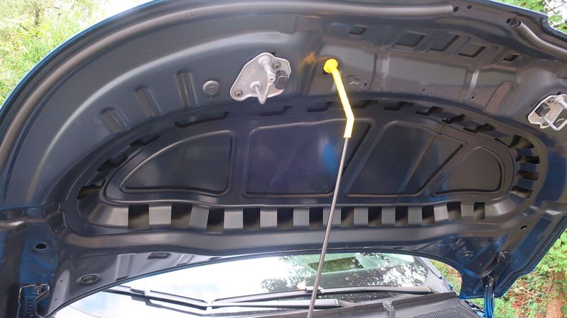 4. Preis-Leistung: Skoda-Modelle sind bekanntlich im Vergleich zur Konzernkonkurrenz etwas günstiger. Das hat viele Gründe – man muss halt an den richtigen Stellen sparen. Die Motorhaube wird noch über einen einfachen Stab gehalten. Das ist zwar ziemlich 80er, aber wer schaut beim Elektroantrieb schon noch unter die Motorhaube? Denn einen Frunk hat der Elroq nicht. (Bild: Grimm – kfz-betrieb)