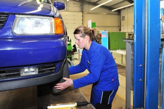 Bei diesem Polo ziehen die Bremsen einseitig und machen Geräusche. Ramona Birnbacher aus Bayern möchte wissen warum. (Archiv: Vogel Business Media)