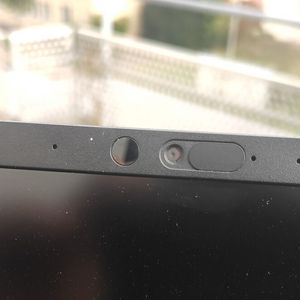 Die Kamera kann durch einen kleinen Schieber abgedeckt werden. Links daneben die IR-LED für die biometrische Gesichtserkennung.(Bild:  Vogel IT-Medien)