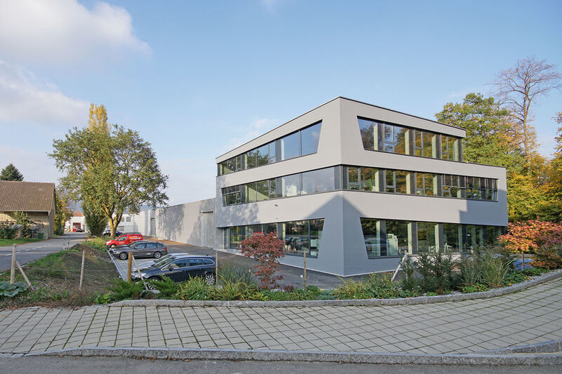 Letztes Jahr investierte URMA sieben Millionen Franken in den Standort Rupperswil. Die neuen 2‘000 m2 Produktions- und 700 m2 Büroflächen wurden im Oktober 2015 feierlich eingeweiht. (Bild: Urma)