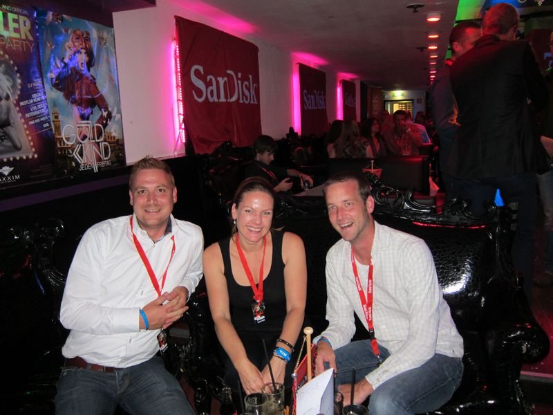 Hannah Lamotte, IT-BUSINESS, mit Stefan Sommer und Sebastian Niehues (r.), AOC         (IT-BUSINESS/Besa Agaj)