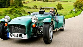 Leicht, sparsam, günstig – obwohl der Caterham Seven 165 aussieht wie ein Oldtimer, passt er eigentlich perfekt in die Zeit. Und macht außerdem richtig viel Spaß. (Foto: Caterham/Matthew Howell)