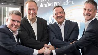 Im Mercedes-Benz Werk Sindelfingen entsteht eine neue Batteriefabrik: (v. li.) Frank Deiß, Leiter Produktion Powertrain Mercedes-Benz Cars und Standortverantwortlicher Mercedes-Benz Werk Untertürkheim, Wolfgang Nieke, Betriebsratsvorsitzender des Mercedes-Benz Werks Untertürkheim, Ergun Lümali, Betriebsratsvorsitzender des Mercedes-Benz Standorts Sindelfingen, Michael Bauer, Leiter der Produktion Mercedes-Benz Werk Sindelfingen und Standortverantwortung.
 (Daimler)