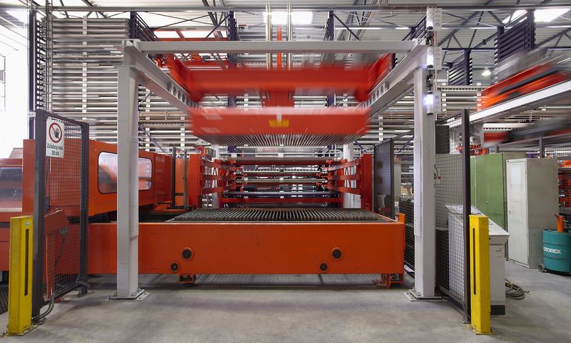 An der Auslagerstation des Lagersystems werden die Bleche zur Weiterverarbeitung an die Bystronic-Laser übergeben.  (Bild: Remmert)
