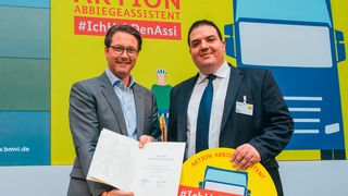 Bundesverkehrsminister Andreas Scheuer (l.) ernennt Tevex-Geschäftsführer Dirk Mutlak zum Partner. (Tevex)
