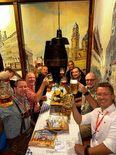 Remko Gerards (r., Vertiv) mit seinen niederländischen Resellern. (Bild: Vogel IT-Medien GmbH)