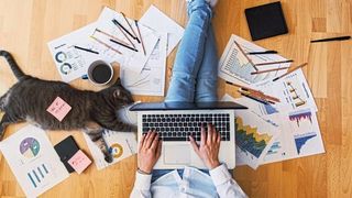 
Vor allem jüngere Berufstätige sind von digitalen Tools überzeugt und wünschen sich flexible Arbeitsmodelle. (©agcreativelab - stock-adobe.com)