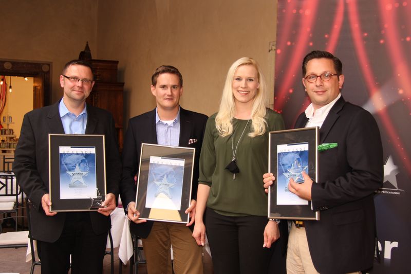 Das Team von Veeam Software. Ralf Uwe Barth, Hendrik Bardowicks und Matthias Frühauf wurden gleich mit zwei Auszeichnung geehrt: für Ihren Vortrag als ‚Best Speaker‘ sowie für den ‚Best Workshop‘ der »STORAGE Technology Conference 2014«. Überreicht wurde die Auszeichnung von Svenja Mohn, Vogel IT-Akademie. (Vogel IT-Akademie)