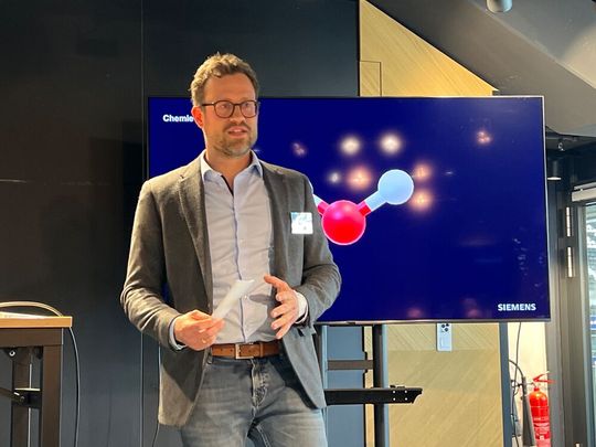 Maik Stolpe, Global Account Manager Datacenter bei Siemens, stellte mit einem kurzen chemischen Exkurs die Vielschichtigkeit des Themas Wasser dar.(Bild:  Paula Breukel)