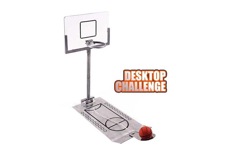 Man muss nicht Dirk Nowitzki heißen, um jeden Tag einige Freiwürfe zu üben: Mit dem Tischbasketball verwandeln Sie jedes Büro in eine Arena und können jederzeit Ihr persönliches NBA-Shootout starten. Das Miniatur-Basketballset aus Aluminium und Edelstahl finden Sie bei geheimshop.de für 6,90 zuzüglich Versand. (Bildquelle: Geheimshop)