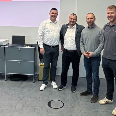 Thorsten Herfort (li.) und Stephan Paschke (2. v. re.) lenken seit Jahresbeginn zusammen die Geschicke von Wieländer + Schill. Herfort übernimmt das Amt von Manfred Bäurer (2. v. li.). (Bild: Otto - VCG)