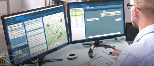 (Während Disponenten, Fuhrparkleiter und Fahrer bislang alle Aufträge und Informationen per Telefon an die Fahrer übermitteln mussten, erfolgt der Austausch von Touren- und Auftragsdaten oder Textnachrichten mit der Teos-App des Fuhrpark-Management-Systems BlueLogico volldigital. Bildquelle: TachoEasy)