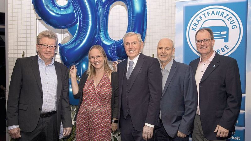 Obermeister Johann Bader (Mitte) freut sich über 90 Jahre Kfz-Innung München-Oberbayern. Mit ihm feiern (v. l.) Hans Maier (stellv. Obermeister), Silvia Rogler (stellv. Geschäftsführerin), Heinrich Nadler (stellv. Obermeister) und Andreas Brachem (Geschäftsführer).(Bild:  DAVIES)