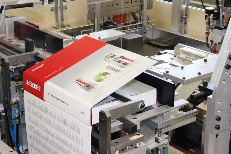 Mit der Rega 3 können auch Printprodukte mit Hardcover – hier in der Ein- und Auslagestation – verarbeitet werden. (Bild: Beckhoff)