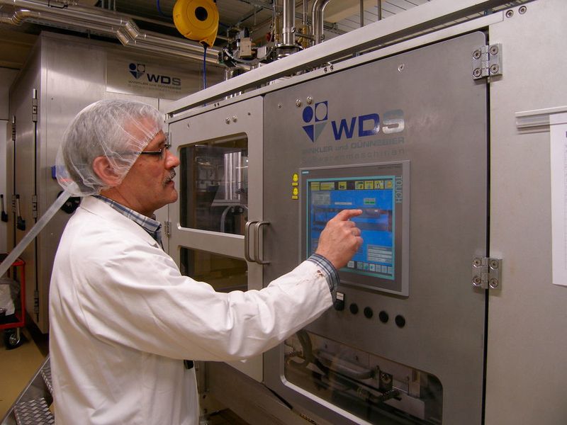 Manfred Leuenberger, Technischer Leiter im Bereich Confiserie der Chocolat Frey AG, hat die Technik immer im Blick. Die Möglichkeiten zur Verbesserung und Flexibilisierung der Produktion mit Hilfe der Linearmotorlösungen von LinMot begeistern den gelernten Betriebsmechaniker. (Roßmann/NTILinmot)