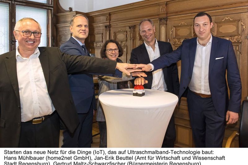 Starten das Netz für die Dinge (IoT), das auf der Ultraschmalband-Technik aufbaut: Hans Mühlbauer (home2net), Jan-Erik Beuttel (Amt für Wirtschaft und Wissenschaft, Regensburg), Gertrud Maltz-Schwarzfischer (Bürgermeisterin Regensburg), Aurelius Wosylus und Maximilian Fenzl (Sigfox) (v.l.n.r.).