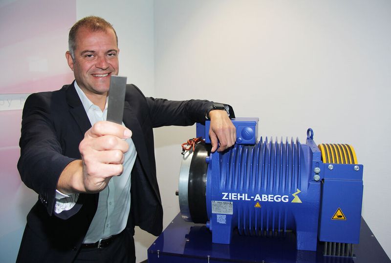 «Wir zeigen auf der Hannover Messe einen Motor, der ausschliesslich Ferritmagnete enthält», freut sich Ziehl-Abegg Vorstandschef Joachim Ley. Bisher sind Magnete aus Seltenen Erden Standard in vielen Aufzugsantrieben.  (Bild: Ziehl-Abegg/Rainer Grill)