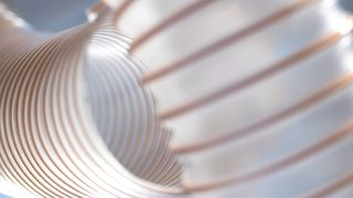 Aufladungen werden schnell zur Gefahrenquelle; antistatische Schläuche sichern den Prozess. (Bild: Norres)