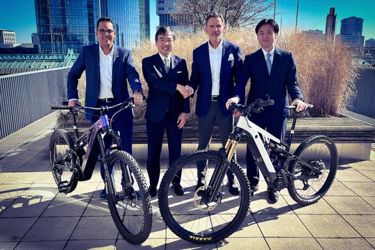 von links nach rechts: Daniel Wolde-Giorgis, Leiter Brose E-Bike, Kenichi Muraki, Executive General Manager, Yamaha Smart Power Vehicle Business Unit, Raymond Mutz, Geschäftsführer Antriebe Brose und Hiroshi Takeyama, General Manager, Yamaha e-Kit Business Division(Bild:  Brose)