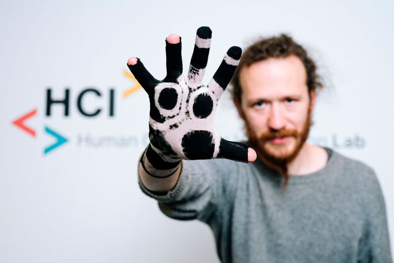 Der polymerisierte Handschuh kann zum digitalen Erfassen von Handbewegungen genutzt werden. Der polymerisierte Handschuh kann zum digitalen Erfassen von Handbewegungen genutzt werden.