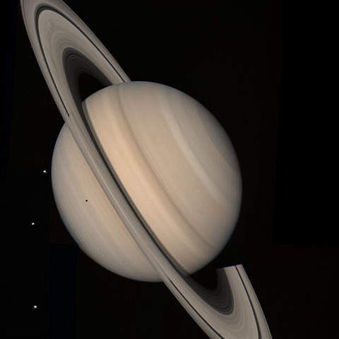 Beim Anflug auf den Saturn fotografierte Voyager 2 den mit zahlreichen Ringen geschmückten Planeten. (Bild: NASA)