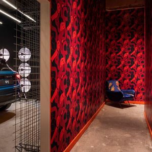 Wie die bisherigen Standorte ist auch der Club in München als eine Art Lifestyle-Shop ausgelegt.(Bild:  Lynk & Co)