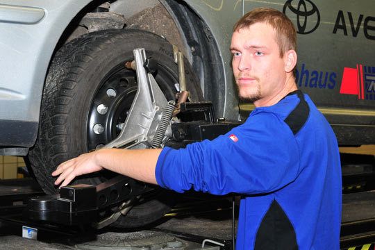 Tobias Franz aus Sachsen Anhalt sucht am Fahrwerk nach dem Grund dafür, dass das Fahrzeug zur Seite zieht. (Archiv: Vogel Business Media)