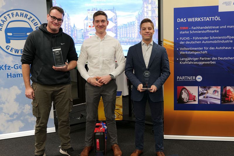 Die Top Drei der Kfz-Mechatroniker: (v. li.) Luca Felder (Platz drei), Nils Schindler (Platz eins) und Moritz Osse (Platz zwei) (Bild: Schmidt – VCG)