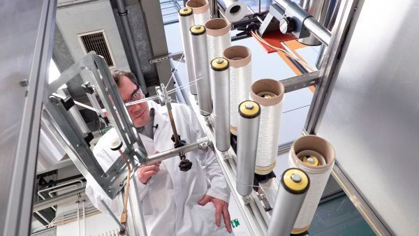 Die neuartigen biobasierten PLA-Fasern des Fraunhofer IAP machen es möglich, einen Faserverbundwerkstoff komplett aus PLA herzustellen, der leicht recycelt werden kann. (Fraunhofer IAP)