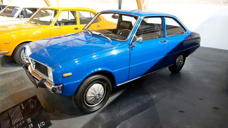 Den R 100, eine kleines 2+2-sitziges Coupé, baute Mazda von 1968 bis 1973. Er ist die technisch unveränderte Coupé-Version des Mazda 1000/1300 (in Japan „Familia“ genannt). Als Antrieb diente ein Mazda-Wankelmotor Typ 0820 aus dem Mazda 110 S Cosmo der zweiten Serie, der hier aber mit einem Einfachvergaser auf „nur“ 74 kW/100 PS kam. Der R 100 wurde in Japan, den USA und auf einigen europäischen Märkten, nicht aber in Deutschland angeboten.  (Bild: Dominsky/»kfz-betrieb«)