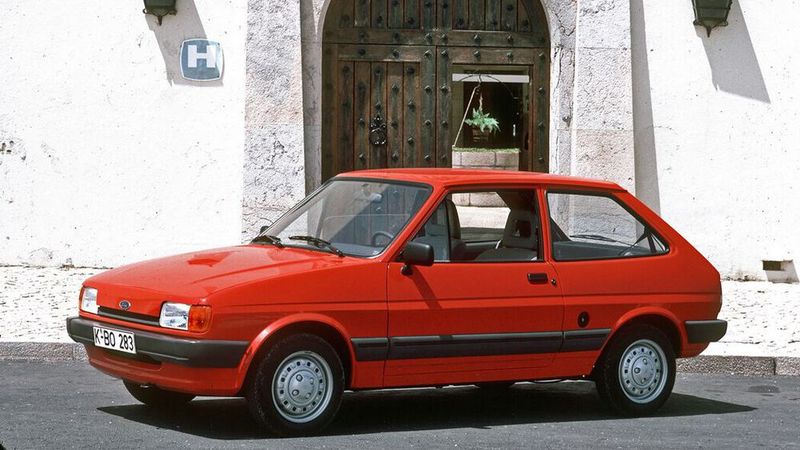 Die zweite Generation erschien im August 1983. Außer dem Innenraum wurde vor allem die Frontpartie des Fiesta strömungsgünstig neu gestaltet, ab der A-Säule blieb das neue Modell jedoch nahezu unverändert. Mit der zweiten Modellgeneration des Fiesta waren auch die damals neuen CVH-Motoren erhältlich. (Bild: Ford)