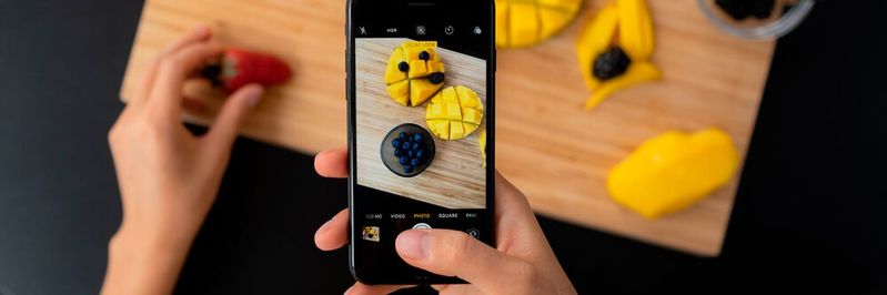 Smartphones können nicht nur für Instagrambilder genutzt werden, sondern auch zur Steuerung von industriellen Fräsmaschinen.(Bild:  gemeinfrei // Pexels)