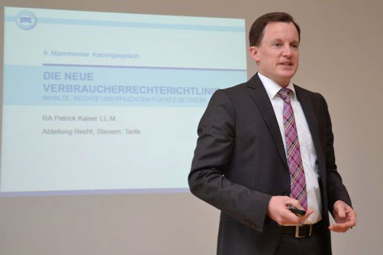 Rechtsanwalt Patrick Kaiser (ZDK) ging in seinem Vortrag auf die neue Verbraucherrichtlinie und die damit verbundenen Rechte und Pflichten für Kfz-Betriebe ein. (Foto: Michel)