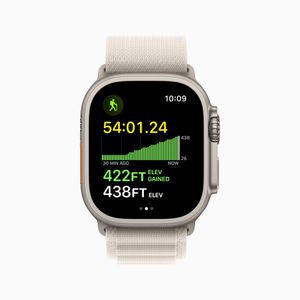 Wanderer behalten mit der Apple Watch Ultra auch Höhenangaben im Blick.(Bild:  Apple)